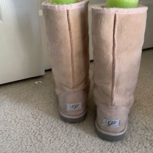 Pink Ugg’s 5